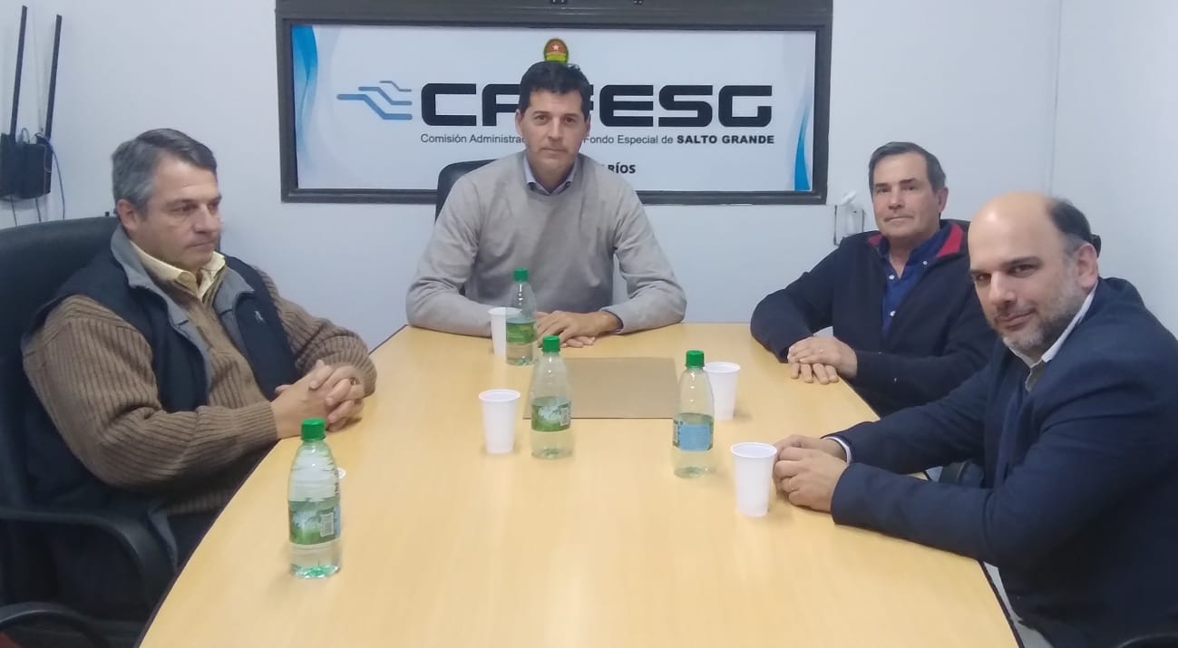 Directivos de ASODECO y Eduardo Asueta evaluaron la reclamación ante la corte por los excedentes de Salto Grande