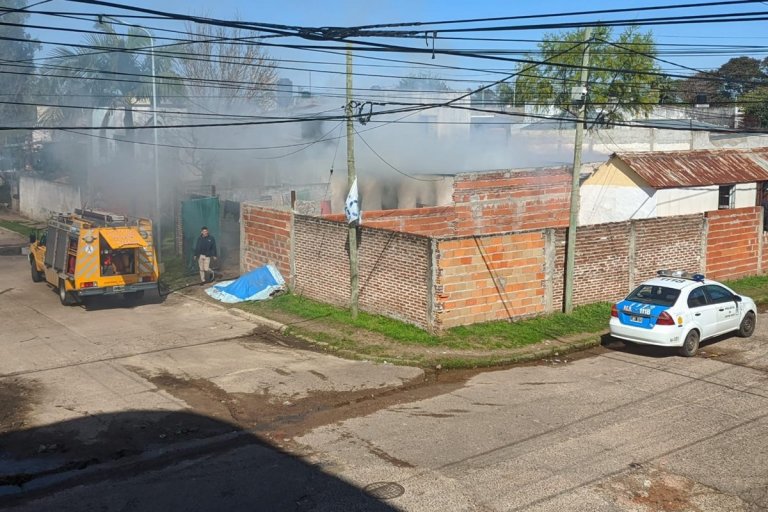 Un incendio provocó grandes pérdidas en dos viviendas