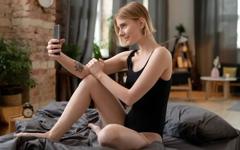 Sexo telefónico: Recomendaciones para mantener  el deseo en una relación a larga distancia