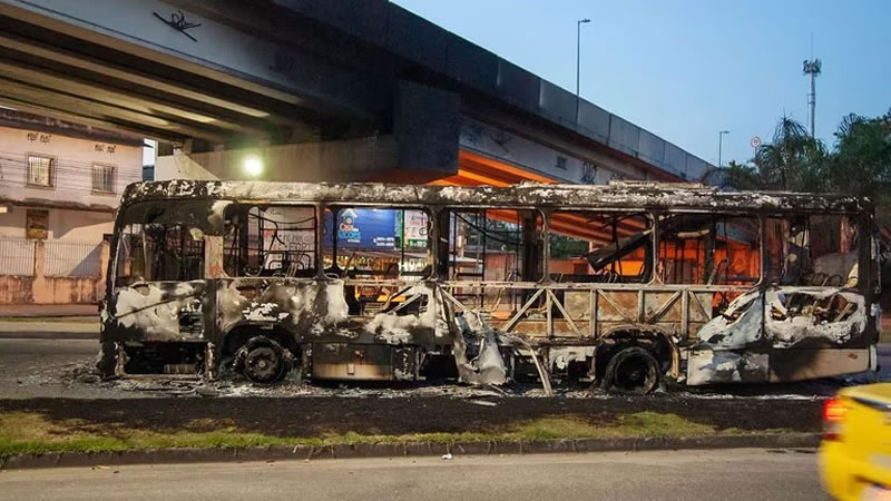 Más de 12 detenidos acusados de incendiar 35 autobuses en Río de Janeiro por la muerte de un jefe criminal