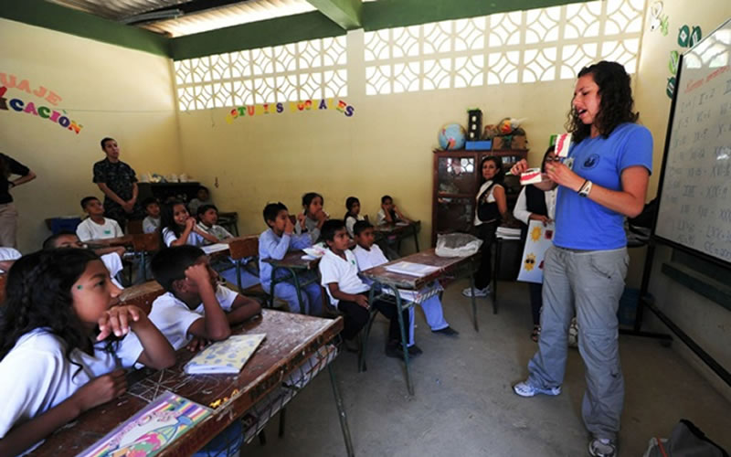 Día Internacional de los y las Docentes, también el Día Internacional de la Educación Vial