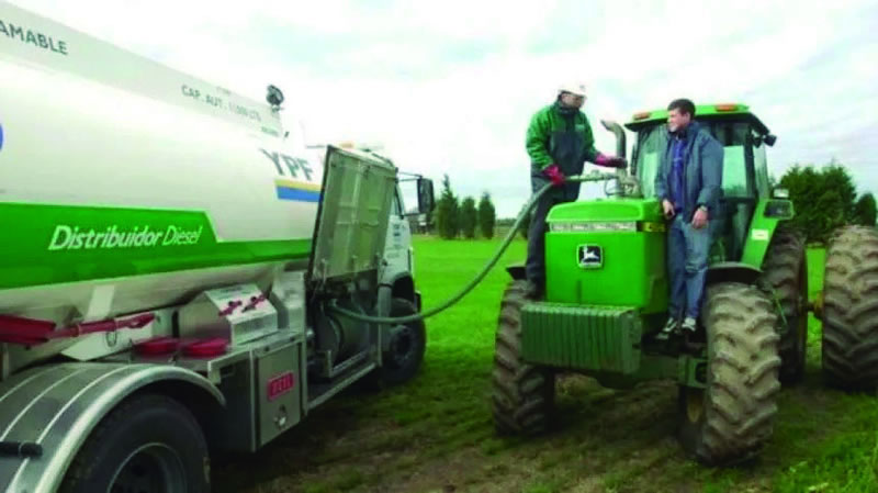 En el campo crece la preocupación por la falta de gasoil y ya se paga casi $700 por litro