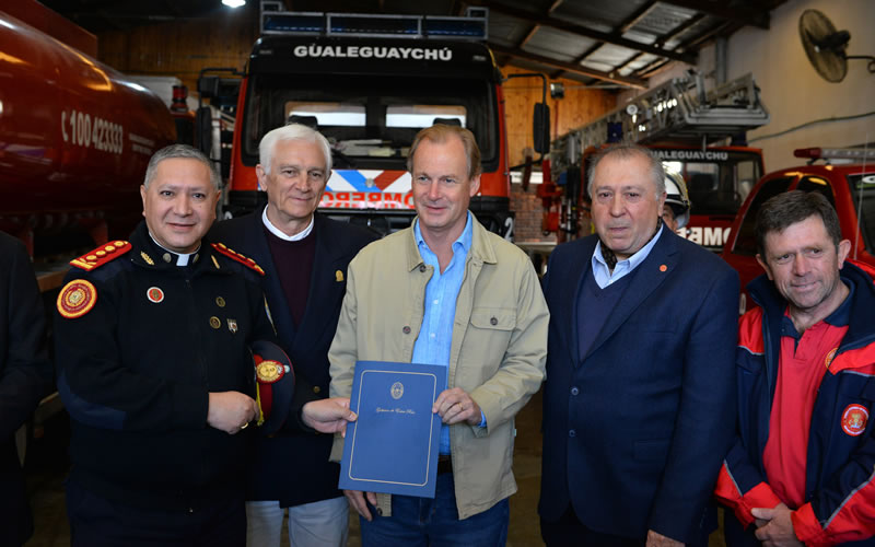 Bordet entregó a los Bomberos Voluntarios la promulgación de Ley que les otorga obra social y pensión
