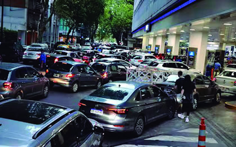 Las largas colas por la falta de combustible generaron enojo e incertidumbre