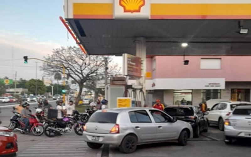 Caos en las estaciones de servicio: La escasez de combustible desencadenan largas colas