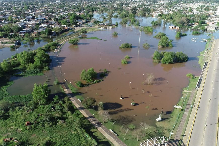 La represa retiene parte de los caudales que recibe del norte y el lago crece hacia los 34 metros