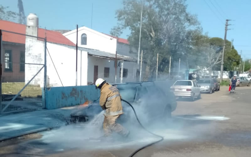 Bomberos sofocaron el incendio de un vehículo que circulaba por la calle