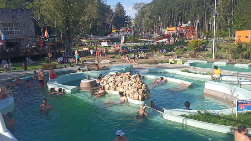 Miles de turistas visitaron las termas y el lago este fin de semana extra largo