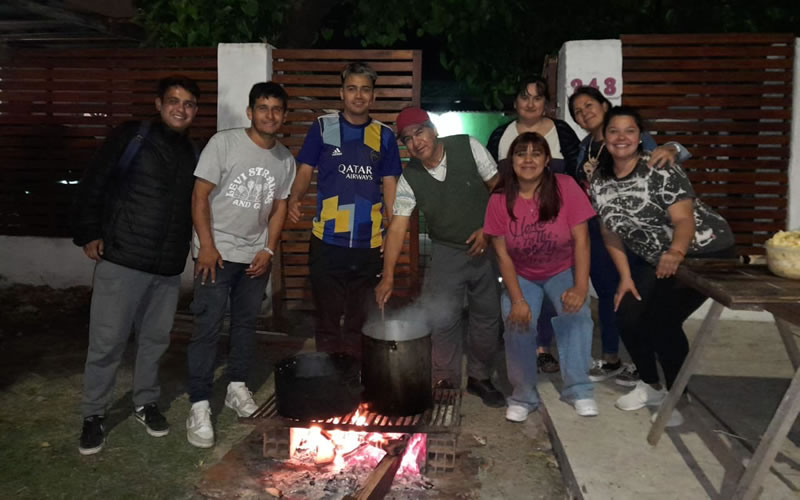 Solidaridad en el Barrio Nebel: Olla popular para familias afectadas por la creciente del río
