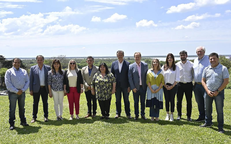 Bordet reunió a los senadores peronistas electos: “Lo que se vota es el futuro del país”