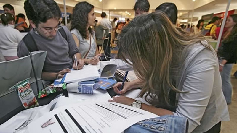 Decisiones que marcan la diferencia: La difícil elección de trabajar o estudiar después de terminar la secundaria