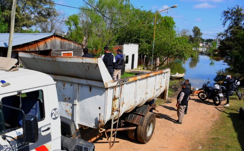 Hasta ahora el río se mantiene y ya son más de 400 familias evacuadas
