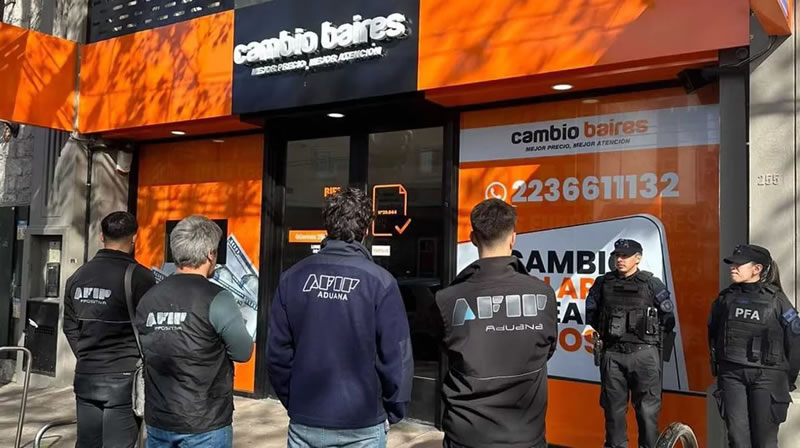 Los controles del Gobierno generaron tensión y paralizaron el mercado del dólar blue