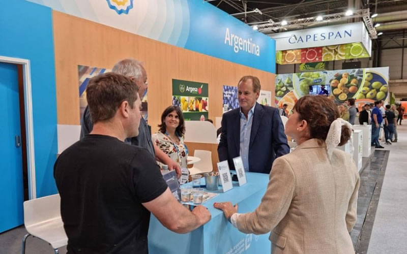 Bordet y empresas entrerrianas buscan abrir nuevos mercados para el sector citrícola y arandanero