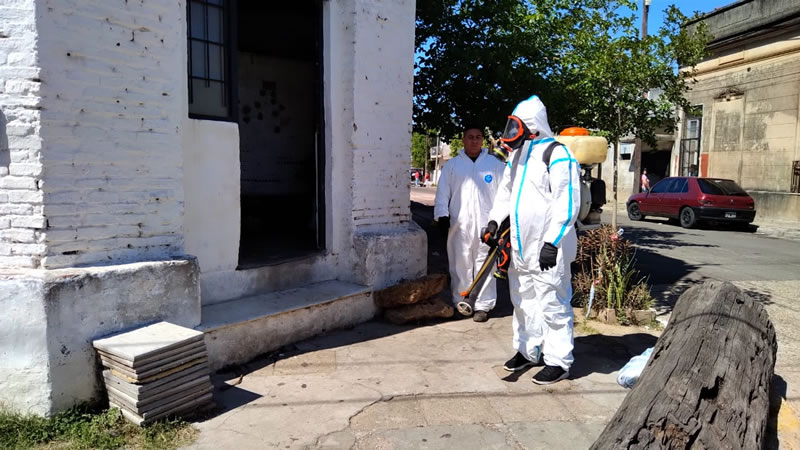 Despliegan un operativo de fumigación y descacharrización en las zonas afectadas por la creciente