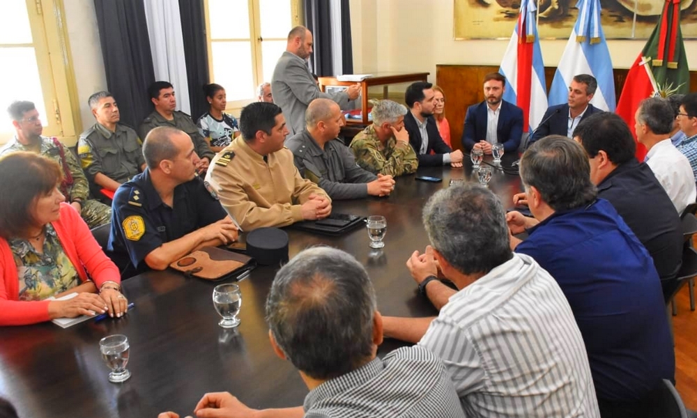 Cresto y Azcué acordaron ejes para la transición y presidieron juntos la reunión de Defensa Civil por la creciente del río