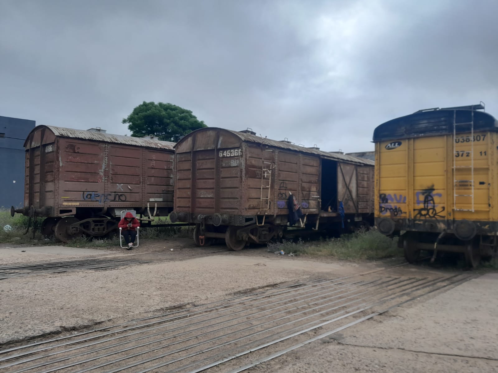 Vecinos del Club Libertad se mudan a los vagones del Ferrocarril debido a la creciente del río