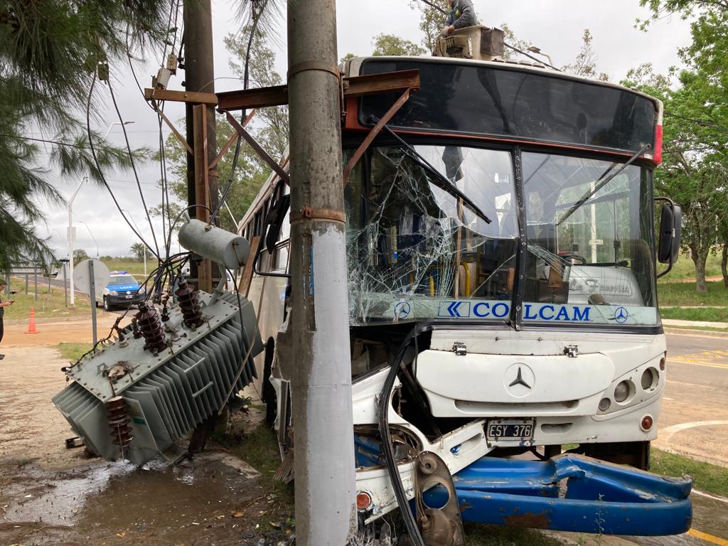 Un colectivo embistió una subestación y cayó el transformador