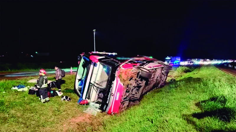 Despistó y volcó un colectivo con alumnos correntinos que volvían de su viaje de egresados