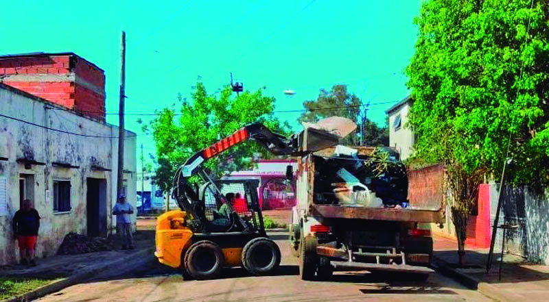 Baja el río y se continúa con los operativos de limpieza y recuperación