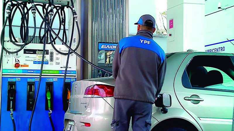YPF aplicó un aumento en la nafta en medio de la transición de gobierno