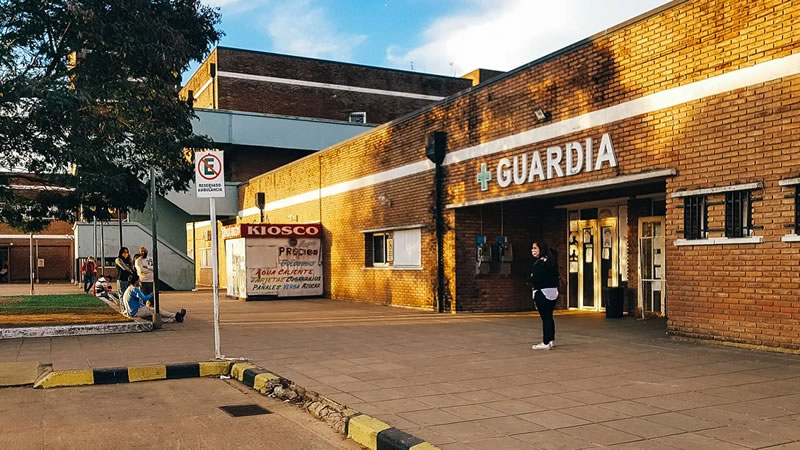 Un hombre padeció lesiones graves al caer de una camioneta