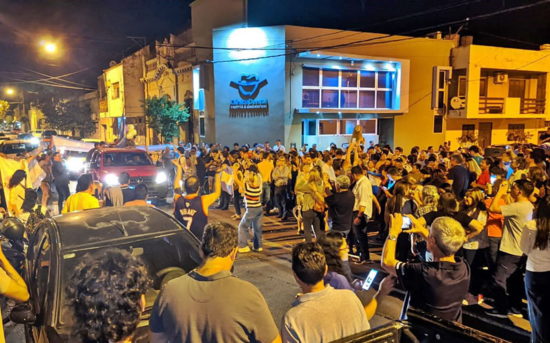 Los festejos por el triunfo de Milei coparon el centro de la ciudad