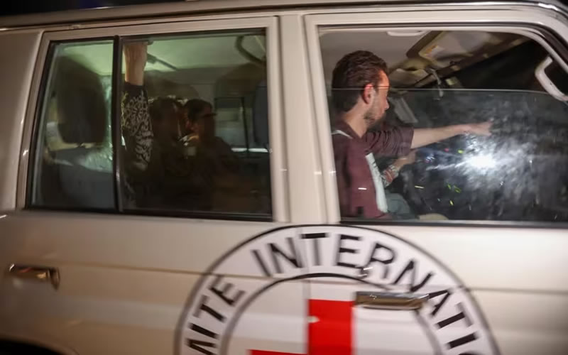 Hamas entregó 12 rehenes e Israel 30 prisioneros palestinos en el sexto día de tregua en la guerra