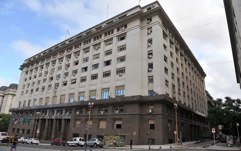 La deuda pública subió en octubre al récord de USD 419.291 millones por efecto del tipo de cambio fijo y la alta inflación