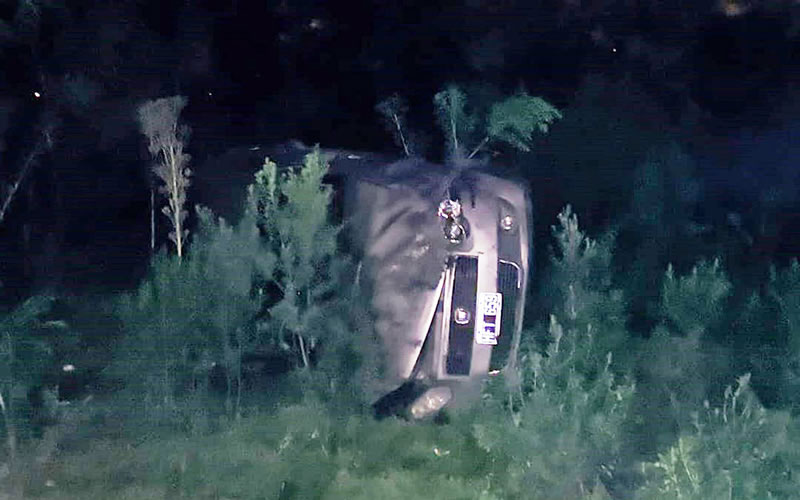 El conductor de un auto despistó, golpeó a una mujer y volcó