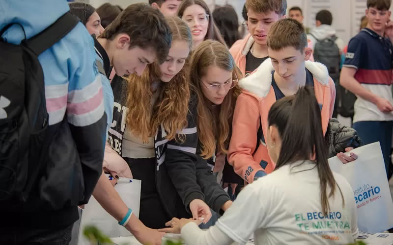 Comenzó el pago de becas a los estudiantes