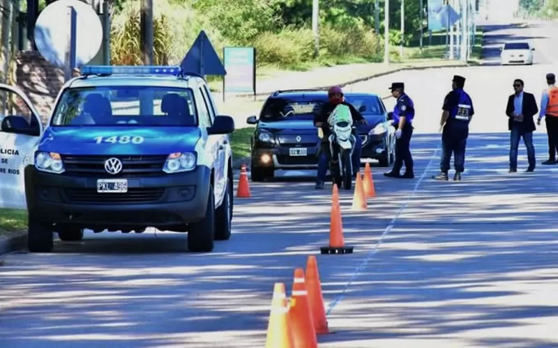 Villa Zorraquin: Arranca la colocación de sendas peatonales elevadas y piden precaución para circular por Avda. Mons. Rosch