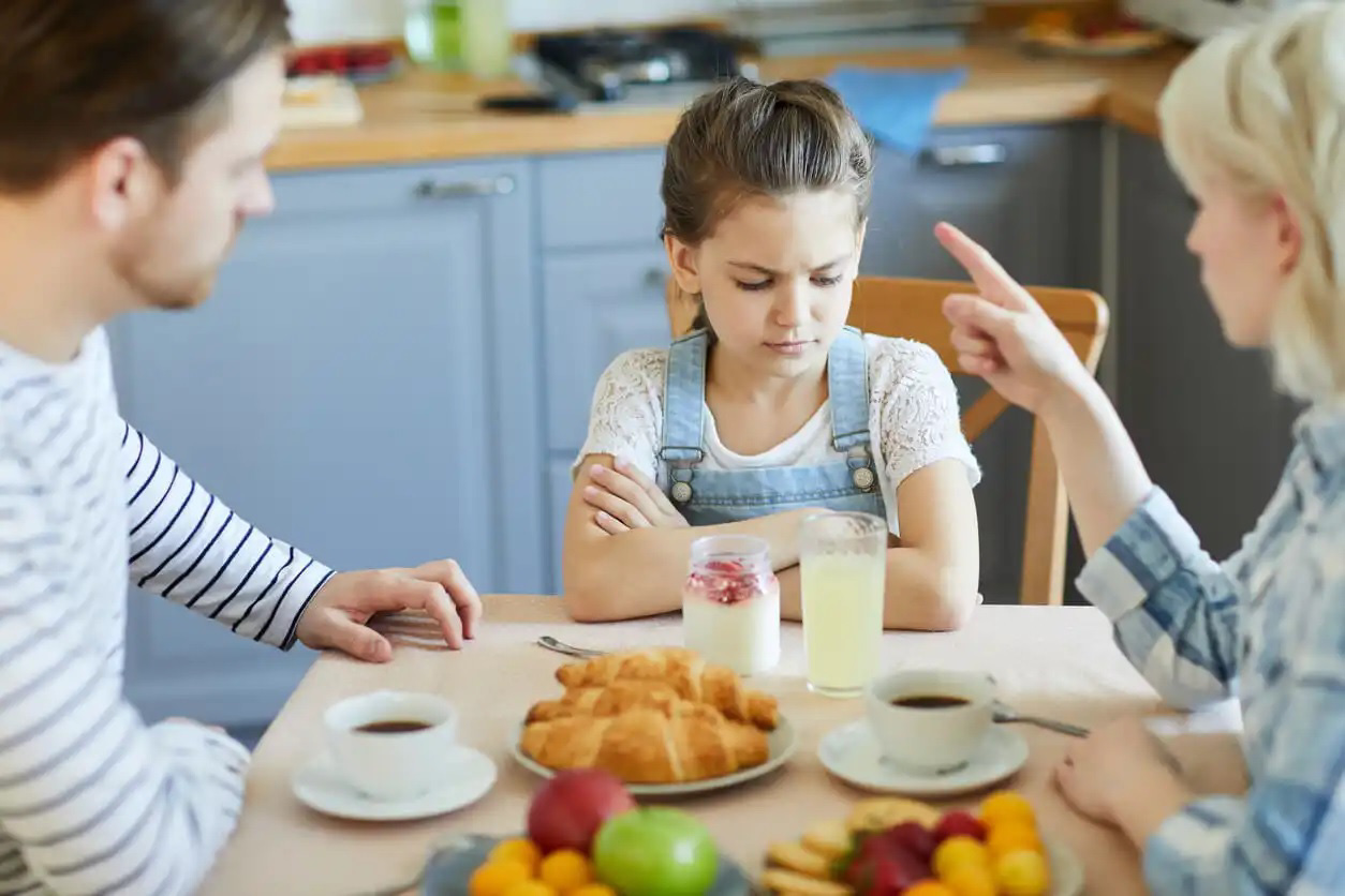 Padres que hacen «gaslighting» a sus hijos:  ¿cuáles son las consecuencias y cómo superarlas?