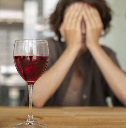 Un estudio descubrió que una molécula del vino tinto podría generar el dolor de cabeza depués de tomarlo