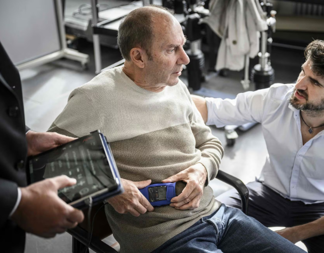 Un hombre con parkinson volvió a caminar gracias a una prótesis neuronal