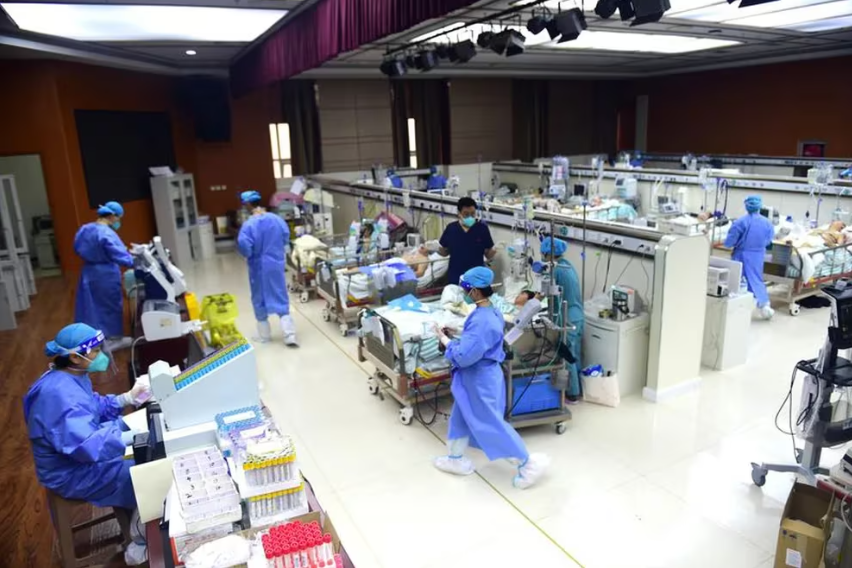 China: Hay hospitales desbordados por la expansión de una enfermedad respiratoria entre nenes