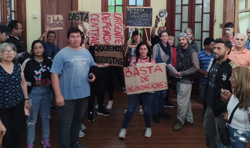 Vecinos reclamaron por la Defensa Central debido a un nuevo repunte del Río Uruguay