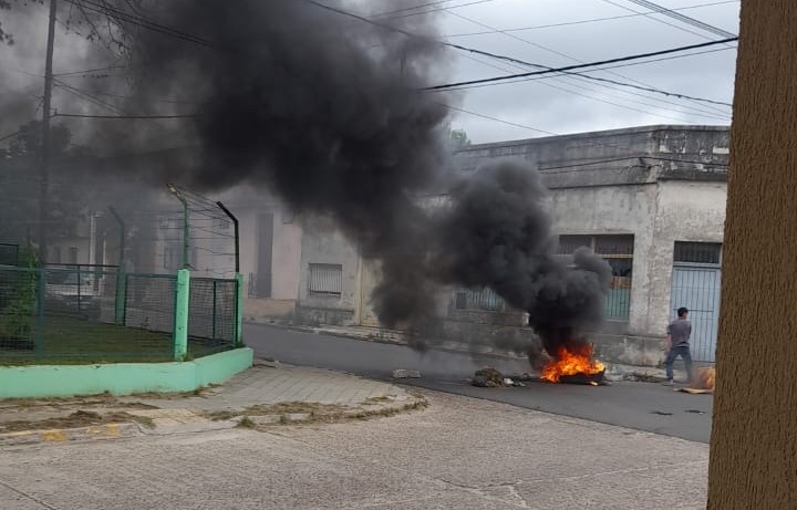 Movilización en la zona sur por parte de familias evacuadas: Interrumpieron el tránsito vehicular en dos esquinas muy concurridas