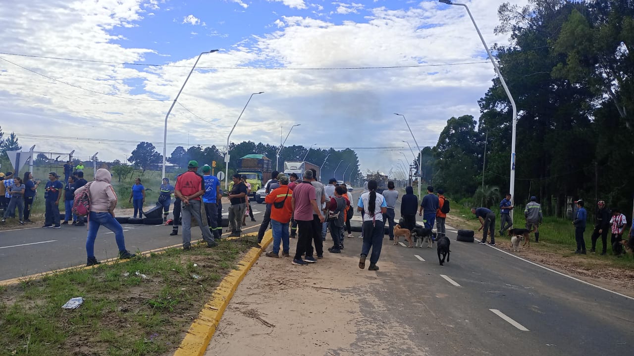 Trabajadores de Campo El Abasto cortan Pte. Illia: Reclaman mantenimiento en la planta de reciclaje