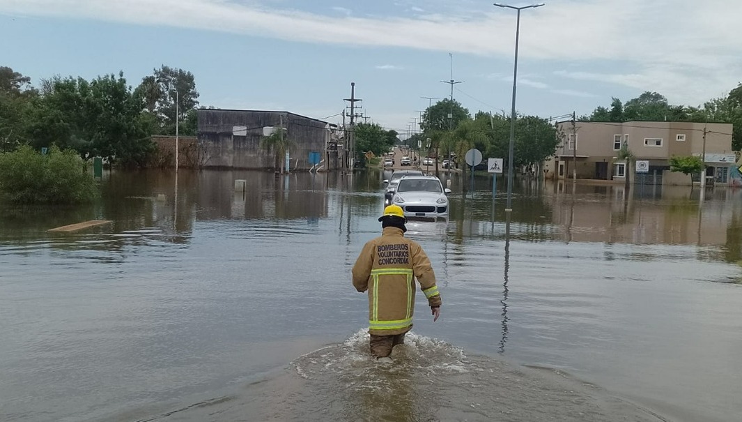 Quiso pasar por zona inundada y su vehículo tuvo un desperfecto mecánico