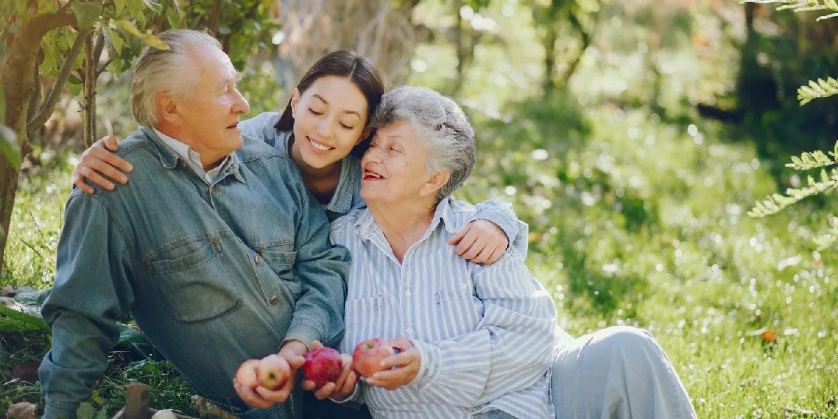 Visitar a los adultos mayores una vez por mes puede aumentar su esperanza de vida