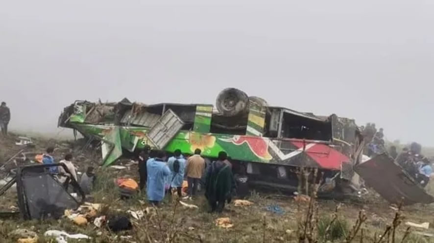 Perú: Un colectivo cayó por un barranco, hay al menos 23 muertos