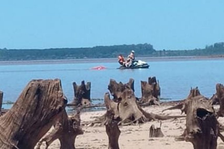 Prefectura debió rescatar a un joven que tuvo un incidente con su moto de agua