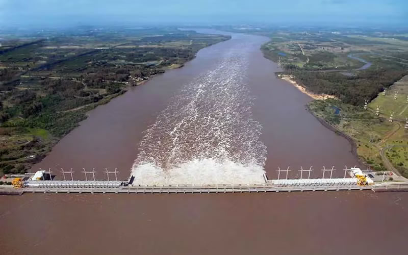 El lago sigue elevando su nivel mientras aguas abajo sigue un lento descenso