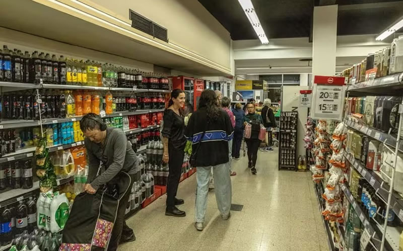 Disparada de precios: Con subas de hasta 50% las empresas se cubren de una devaluación, a días del cambio de gobierno