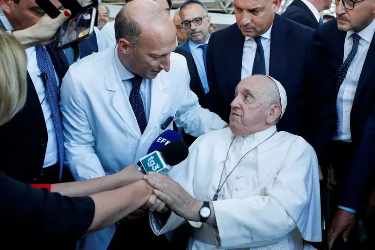 Tras una denuncia: Investigan por falsificación de documentos al cirujano que operó dos veces al papa Francisco