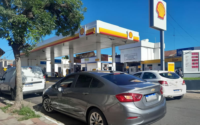 Aumentó el combustible y hay faltante: Nuevamente se registraron largas filas en las estaciones de servicio