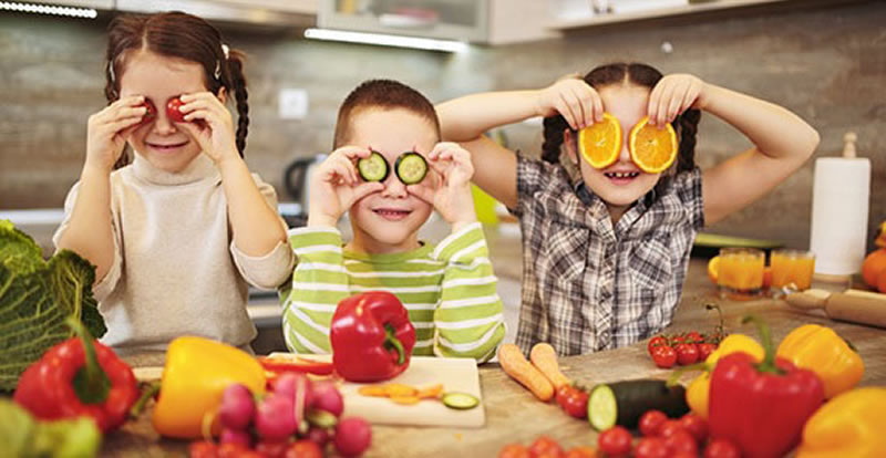 ¿Cuál es la importancia de mantener una alimentación saludable durante el verano?