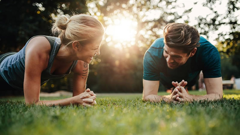 ¿Es mejor entrenar solo o acompañado? Claves para elegir con quién vas al gimnasio