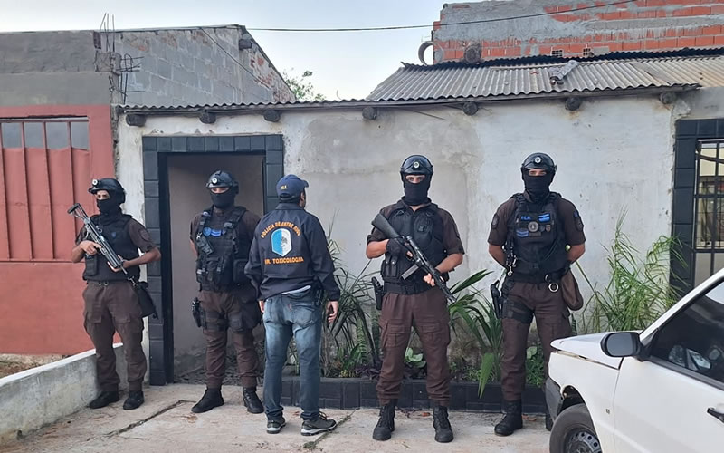 En múltiples allanamientos detienen a tres personas, secuestran droga y dinero en efectivo